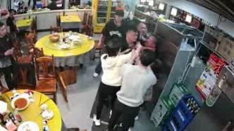 上海醉酒男子无故殴打邻桌还用头撞碎警车车窗，获刑8个月
