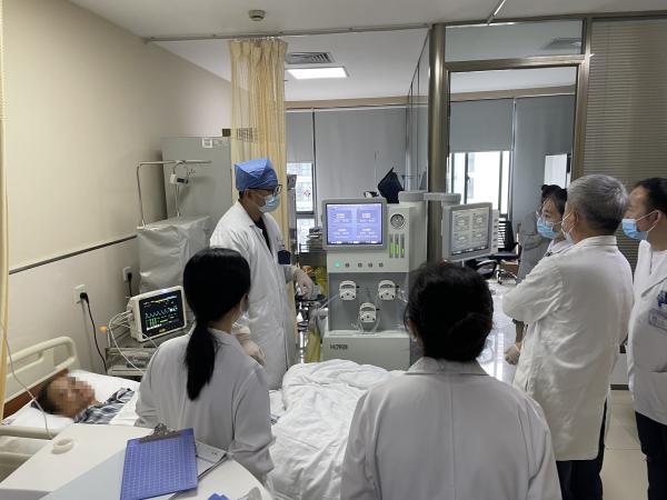 上海市第十人民医院肿瘤科许青教授团队为患者实施腹腔热灌注化疗.