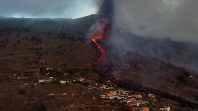 西班牙小島火山噴發(fā),無人機“托起”災民希望