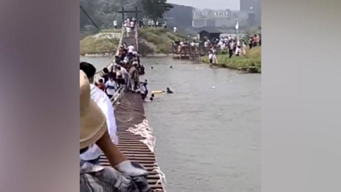 中牟雁鸣湖蟹岛景区水上吊桥断裂致多人落水
