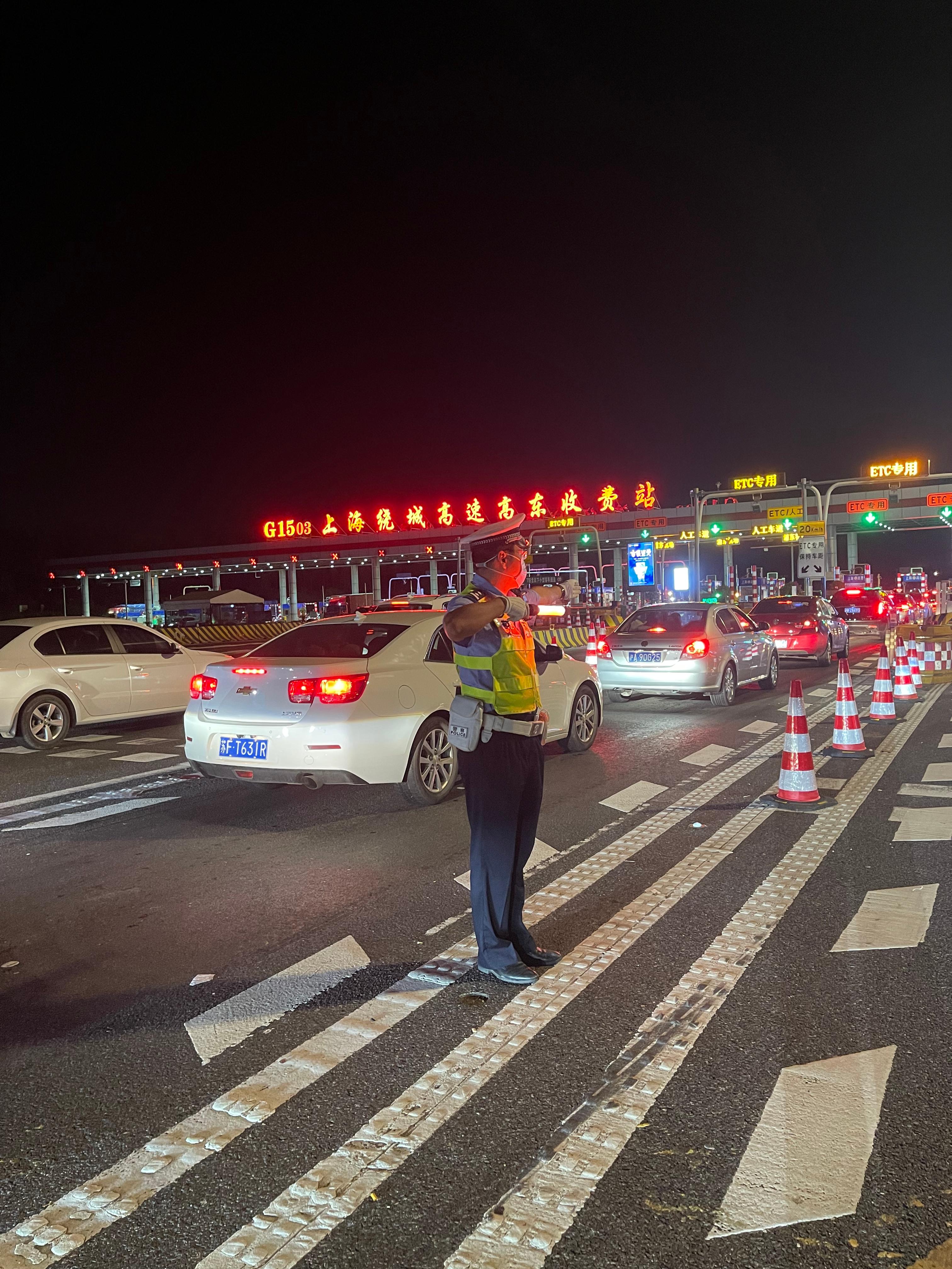 g1503高東收費口,民警維護秩序. 上海市公安局 供圖