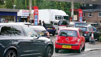 加油站大排长龙民众慌忙囤油，英国“燃油之急”何至于此