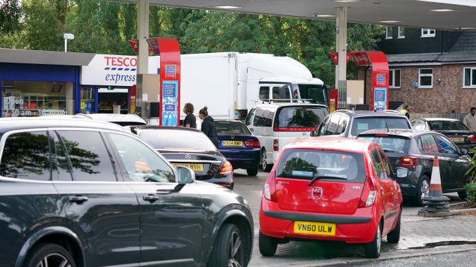 加油站大排长龙民众慌忙囤油，英国“燃油之急”何至于此