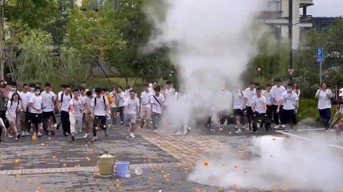 高校科技节上，教师用液氮爆炸实验展现物理魅力