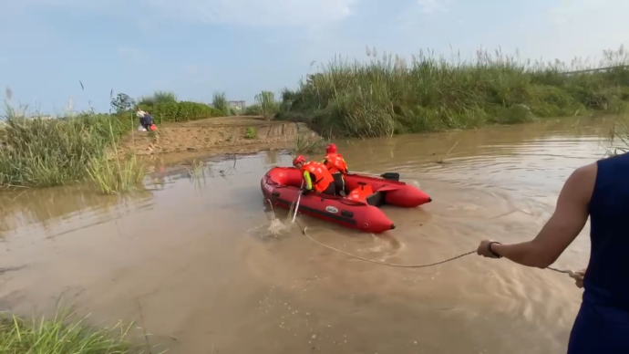 南充嘉陵江水位上涨，消防紧急转移2名被困群众