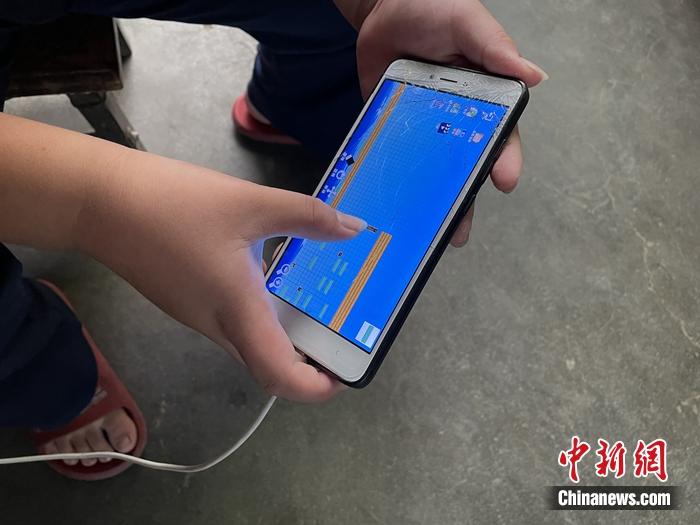 一些孩子们在“十一”假期中玩游戏。中新网记者 吴涛 摄