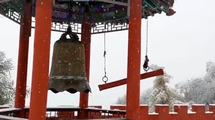 北京百花山飘雪花，大地瞬间换“冬装”