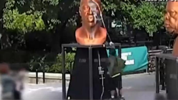 弗洛伊德雕像再遭破坏，美国警方公布监控录像