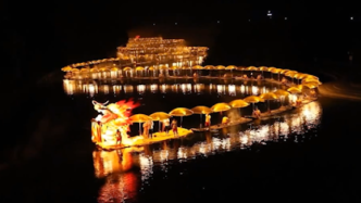 广西桂林遇龙河88条竹筏组成金色巨龙庆祝国庆