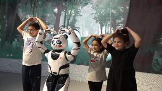 迪拜世博會(huì)中國館：萌萌噠熊貓機(jī)器人期待走進(jìn)萬家生活