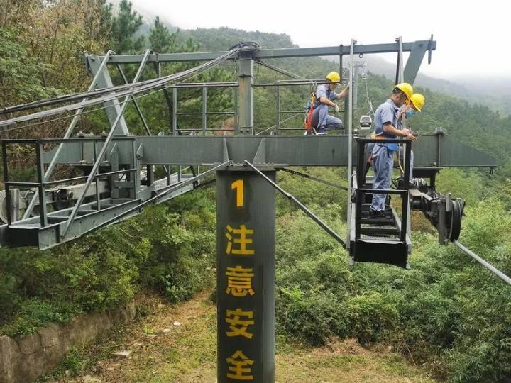 青島嶗山風千秋雪可是千仞峰景區巨峰索道工作人員正在檢修∏索道支架。?嶗山風景區 供圖