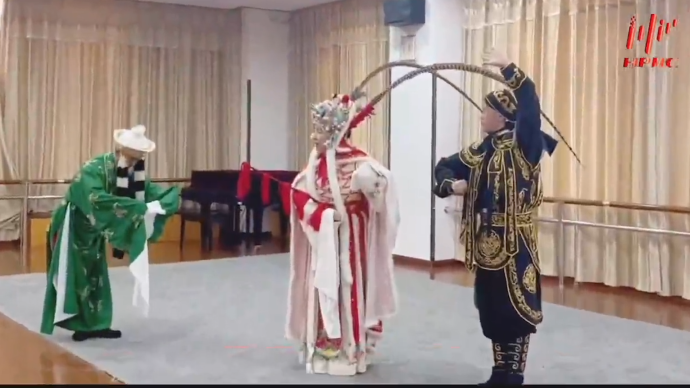 “传统文化进校园”，上海一学校以京剧为特色项目已推行十年