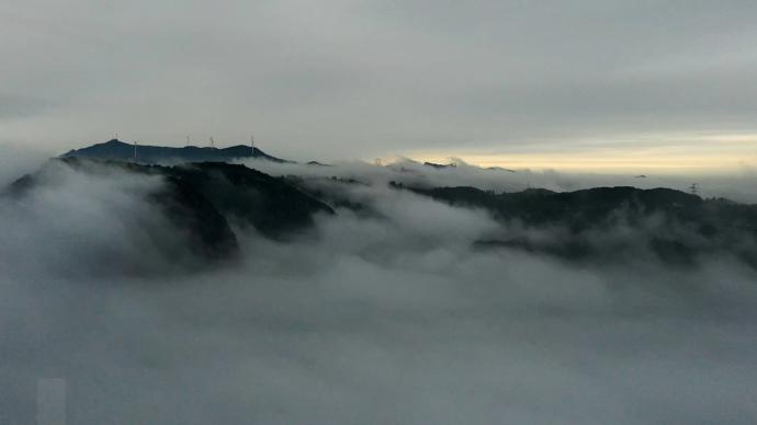 河南伏羲山雨后現云海景觀，山體隱現霧中如水墨畫