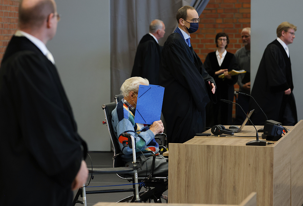 德国勃兰登堡州,现年100岁的被告josef s在法庭接受审判