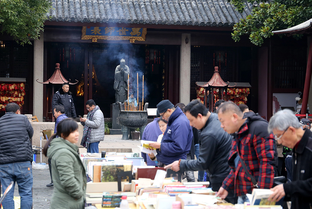 2019年12月29日,上海文庙旧书集市,周日书市人气爆棚。本文图片均为 人民视觉 资料图