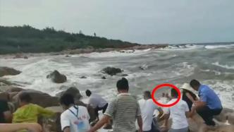 12岁男孩被海浪卷走，民警游客接力跳海营救