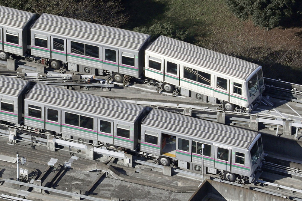 当地时间2021年10月8日,在日本东京拍摄的脱轨的列车