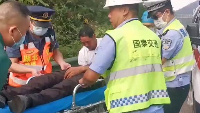 男子驾车突发疾病撞高速公路中央护栏，交警医生联合救援