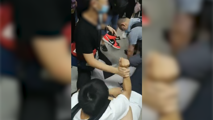 上海一男子鞋内藏匿设备在地铁站里偷拍，被民警当场擒获