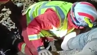 贵州一工地塌方致1人被困，消防员徒手刨土救人