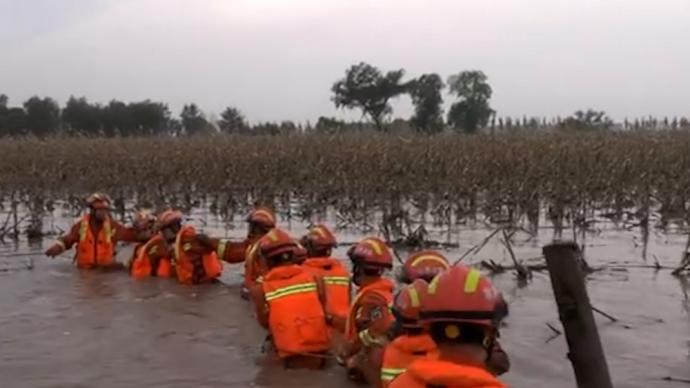山西消防员洪水中奋战10小时封堵决口，齐声唱歌为自己鼓劲