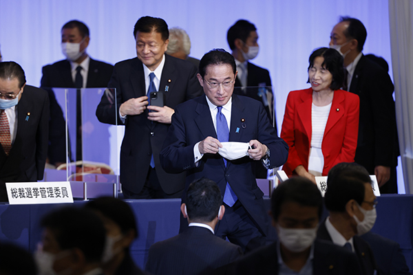 当地时间2021年9月29日，日本东京，日本前外务大臣岸田文雄在自民党选举中获胜。人民视觉  图