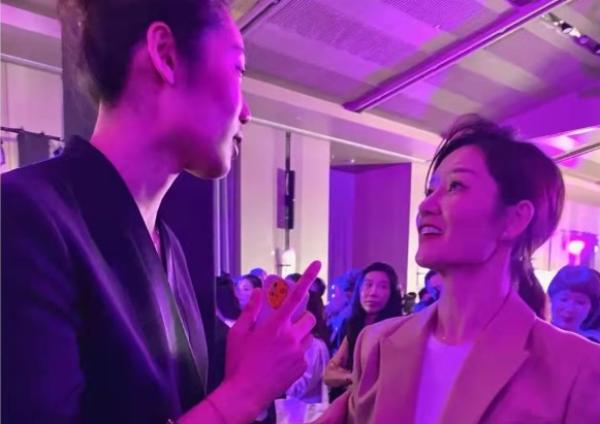 朱婷和李娜聊天。