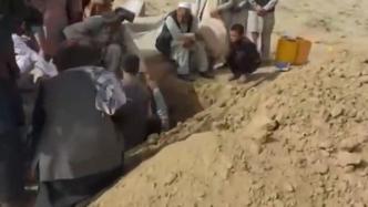 探访阿富汗清真寺爆炸事件下葬现场：遇难者亲属忍痛埋葬亲人