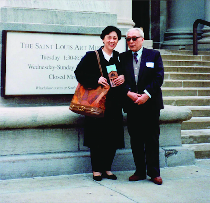 1992年，钟银兰与谢稚柳（右）在美国圣路易斯博物馆