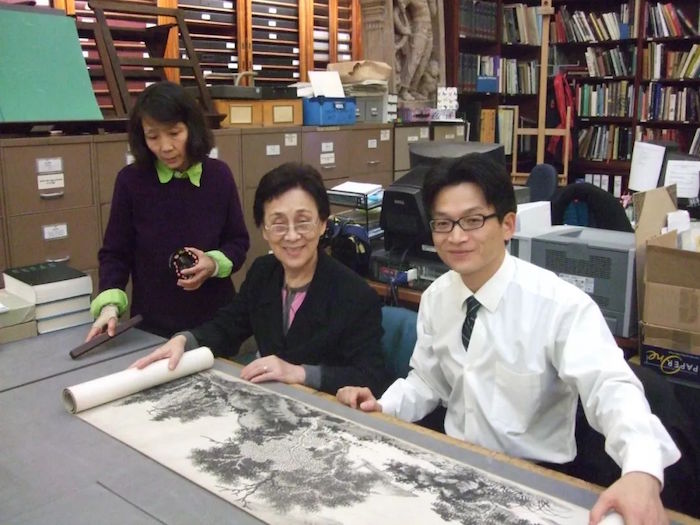 2006年，钟银兰（中）与凌利中（左二）在波士顿美术馆鉴赏书画