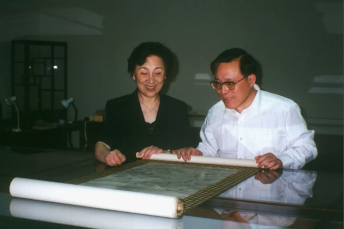 钟银兰与单国霖（右）在菲律宾华人企业家庄万里之子庄长江家鉴赏书画