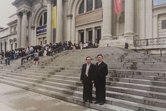 2012年2月，单国霖和时任上海博物馆馆长陈燮君在美国纽约大都会博物馆门前