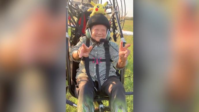 83岁奶奶玩滑翔伞称没尽兴，孙子：她开心全家都开心