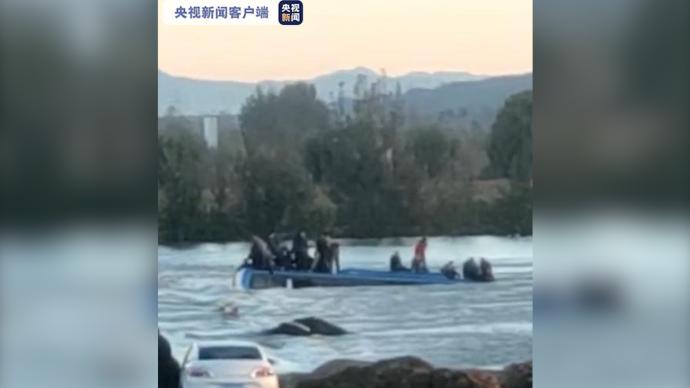 河北石家庄平山县一大巴车坠入河中，伤亡情况不明