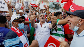 突尼斯修宪风波持续，数千民众上街游行支持总统扩权