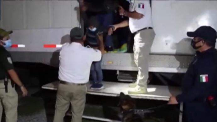墨美边境查获偷运移民卡车，数人感染新冠