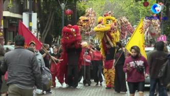 阿根廷首都中国城节日气氛浓