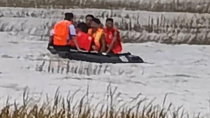 6名青年男女在滩涂捉螃蟹遇涨潮被困，民警驾救生艇救援