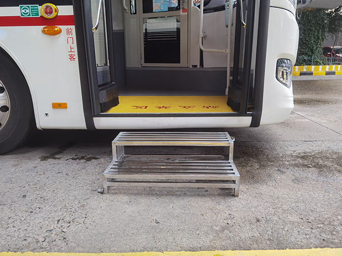 暖上海49路公交新增不锈钢阶梯让老人踏着上车