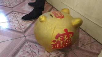 老賴欠薪名下又無可供執(zhí)行財產(chǎn)，法官抱走金豬存錢罐執(zhí)結(jié)