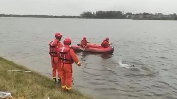 跳湖女子拒绝救援试图游泳逃离，消防员抓住机会将她拉回