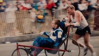 推着脑瘫儿子跑步的父亲去世后，儿子也结束了跑步生涯