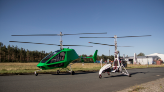 两架轻型直升机来了！第四届进博会首批海运欧洲展品到洋山港