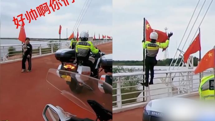大姐整理路邊被風吹亂的國旗,摩友停車一起幫忙