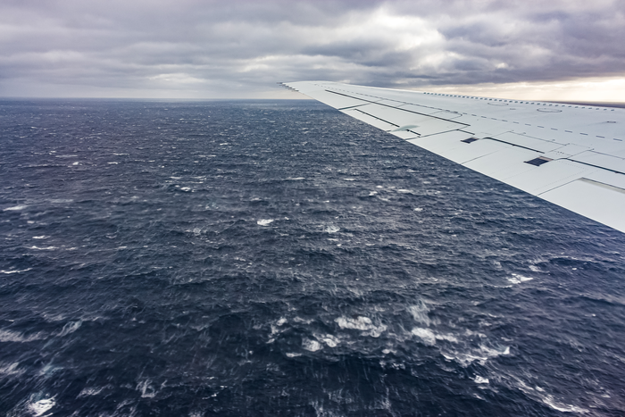 DC-8 研究飞机飞过海洋边界层时的视图