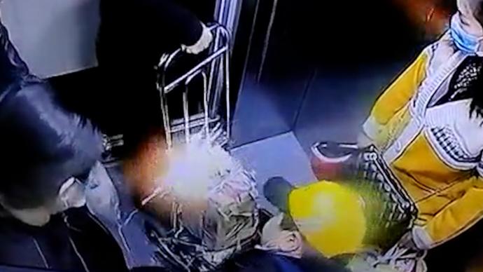 男子拖电瓶进电梯短路冒烟吓跑其他乘客，物业：已警告劝诫