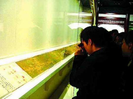 “晋唐宋元书画国宝展”在上海博物馆展出现场