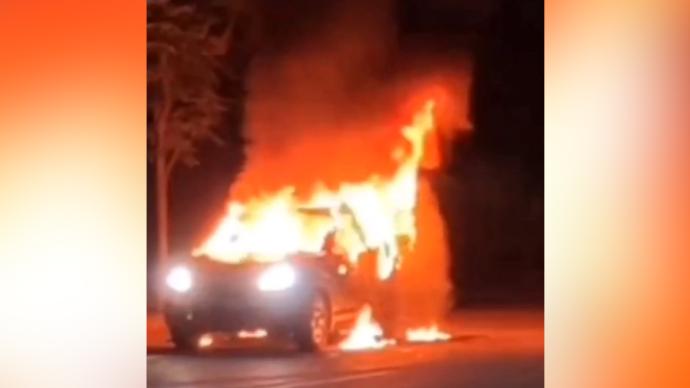 文山一男子与妻子争吵，用打火机烧毁自家车辆