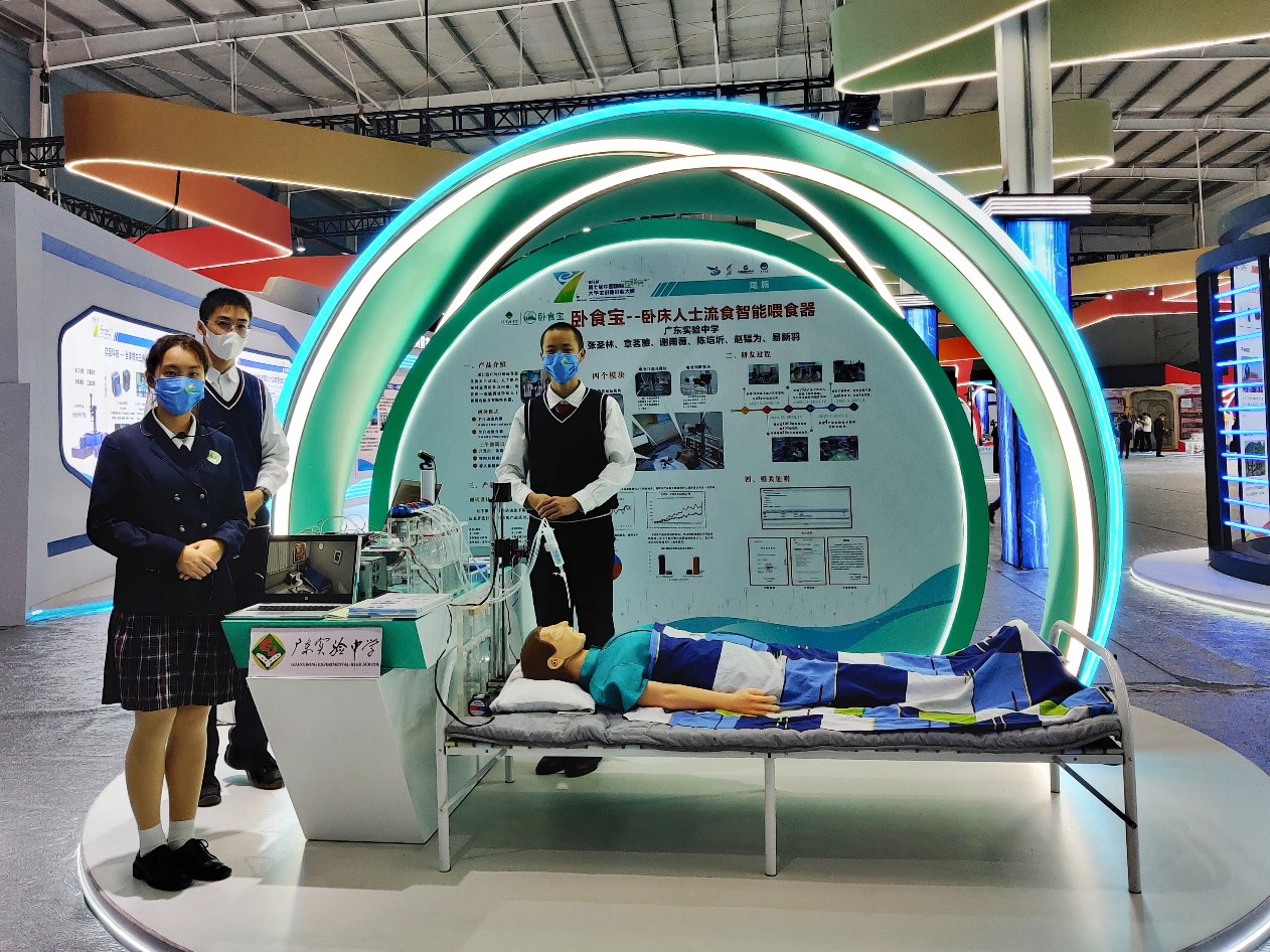 来自广东实验中学的喂食器研制团队和他们展出的成果。