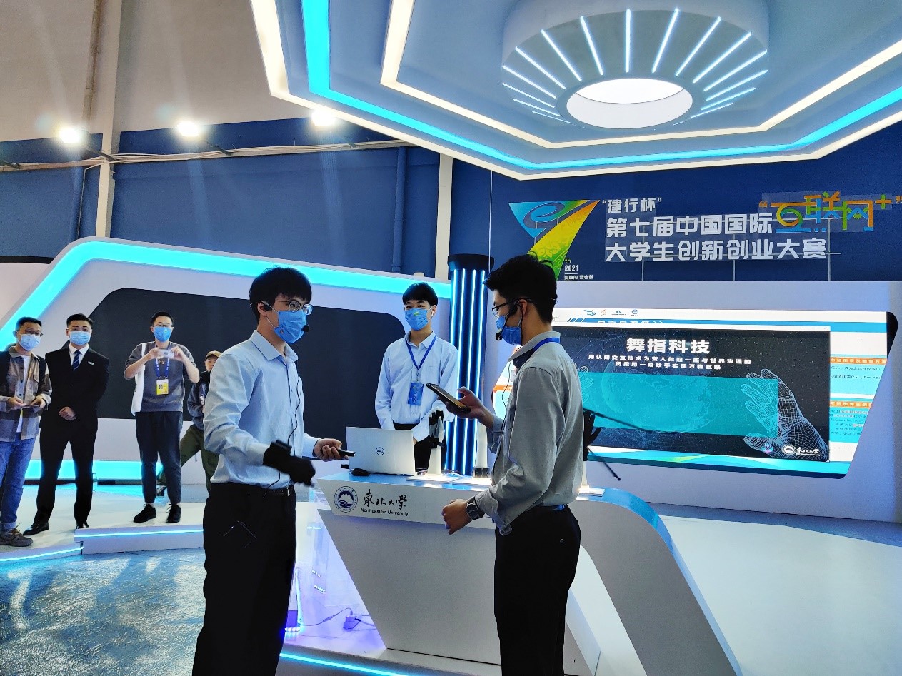 东北大学参展团队在进行手语转文字演示。